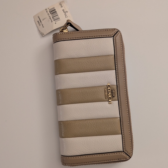 Coach Accordion Zip Wallet With Colorblock Quilting - Picture 5 of 7